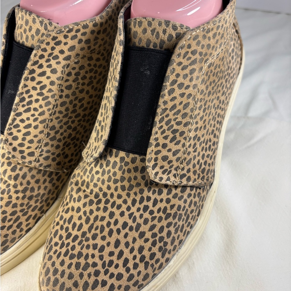 Universal Thread Tan Leopard Print Slip-On Shoes